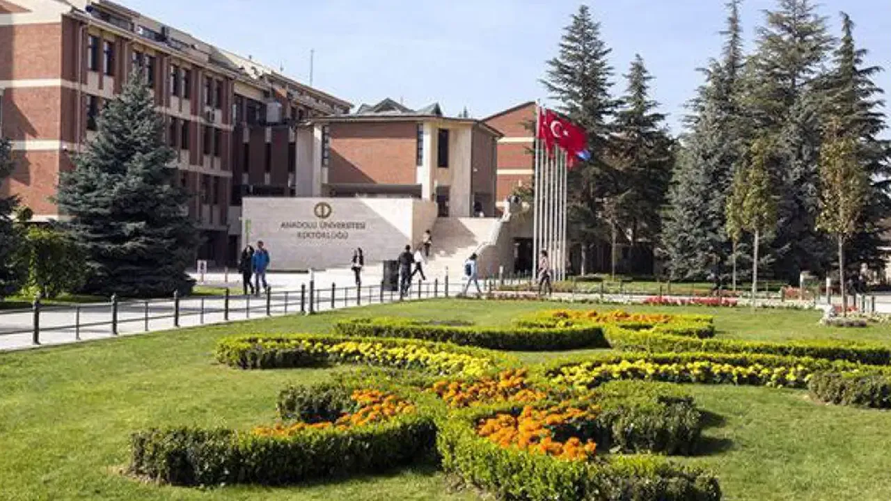 Anadolu Üniversitesi dünya üniversiteleri arasında yerini korudu! 4 alanda listeye girdi