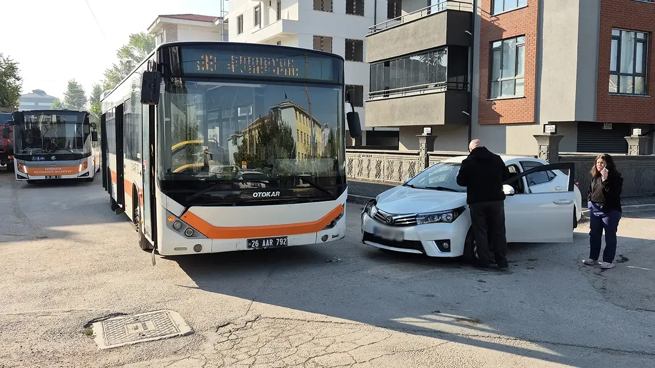 Eskişehir'de otobüs-otomobil kazasında 2 öğrenci yaralandı