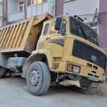 Eskişehir’de yol çöktü: Belediyenin kamyonu çukura düştü