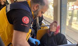 Eskişehir'de tramvayda panik anları: Yaşlı kadın fenalaştı