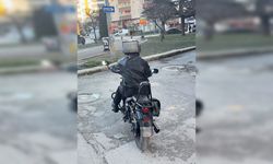 Eskişehir'de düşen plakasını kafasına yapıştırdı