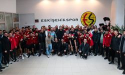 Eskişehirsporlu oyunculardan taraftara galibiyet sözü