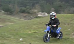 8 yaşında motosikletle toprağın tozunu kaldırıyor