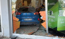 Eskişehir'de otomobil süpermarkete daldı