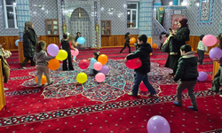 Çocuklar ve veliler Yeni Mahalle Camii'ni gezdi