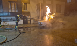 Eskişehir'de park halindeki araç alev topuna döndü!