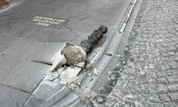 Eskişehir'de işlek caddedeki devrilen duba risk oluşturuyor