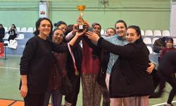 Eskişehir'de anneler ve kızları voleybol turnuvasında buluştu