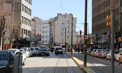 Eskişehir'de çift sıra araç parkı kaza riskini arttırıyor