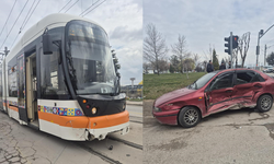Eskişehir’de tramvay ile otomobil çarpıştı: 2 yaralı!