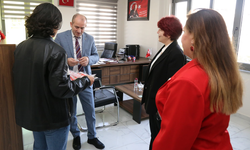 Hazırladıkları hediyeleri Orhan Bayrak'a takdim ettiler