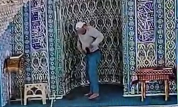 Girdiği camide imamın kullandığı mikrofonları çaldı