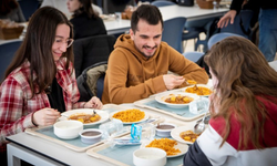 Kadir Gecesi’nde öğrencilerle ücretsiz yemek