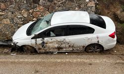 Otomobil  istinat duvarına çarptı: 4 yaralı