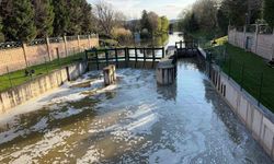 Eskişehir'de Porsuk Çayı'nın yüzeyi köpükle kaplandı