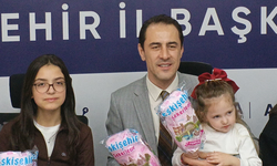 Anahtar Parti çocuklara pamuk şekeri dağıttı