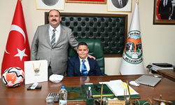 Başkan Hamamcı koltuğunu Efe Şenbel'e devretti