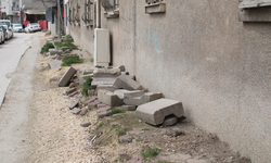 Eskişehir'de kaldırım yapmayı unuttular: Vatandaş yoldan yürüyor