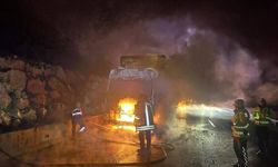 Eskişehir yolunda tır alev aldı: Sürücü şans eseri kurtuldu