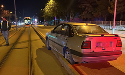 Eskişehir’de alkollü sürücü tramvay yoluna girdi!