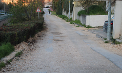 Eskişehir'de bozuk yolda kanala düşme tehlikesi