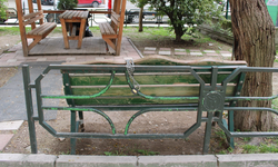 Eskişehir'de çalınmasın diye bankı zincirle bağladılar