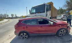 Eskişehir'de kamyon otomobili metrelerce sürükledi!