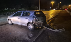 Eskişehir'de kontrolden çıkan otomobil duvara saplandı!