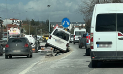 Eskişehir’de otomobil bariyerlerde asılı kaldı!