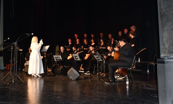 Eskişehir'de türkü gecesi dinleyicilerden tam not aldı