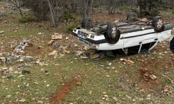 Araç ters devrildi: 2 kişi yara almadan kurtuldu