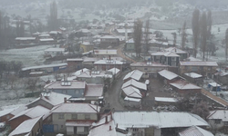 Mihalıcçık ilçesinde nisan ayında yağan kar şaşırttı