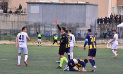 Skandal maçta kırmızı kartlar havada uçuştu