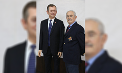 Yılmaz Büyükerşen Özgür Özel’in balmumu heykelini tamamladı