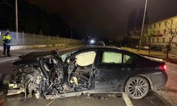 Eskişehir'de refüje çarptıktan sonra hurdaya dönen araçta sıkışan sürücüyü itfaiye kurtardı