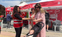 CHP’li kadınlar anneler günü için çiçek dağıttı