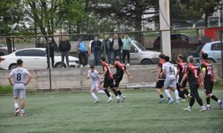 Eskişehir'de amatör maçta saha savaş alanına döndü