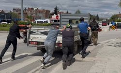 Eskişehir’de bozulan kamyonet böyle itildi
