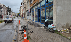 Eskişehir'de kaza: Zincir marketin camını parçaladı