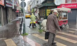 Eskişehir'de yağışa hazırlıksız yakalananlar sırılsıklam oldu