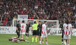 Hakem maçın önüne geçti