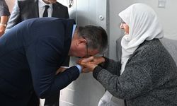 Vali Erdinç Yılmaz Ayşe Ayti’yi evinde ziyaret etti