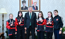 Vali Erdinç Yılmaz genç sporcuları makamında kabul etti