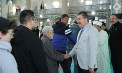 Vali Yılmaz Reşadiye Camii'nde vatandaşlarla bayramlaştı
