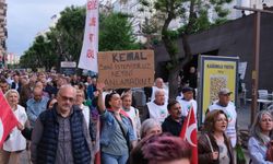 Yüzlerce yurttaş CHP Eskişehir İl Binası’na yürüdü