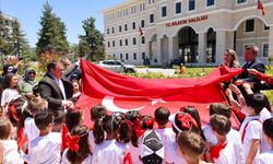 1071 öğrencinin emeğiyle hazırlanan mozaik Türk bayrağı açıldı
