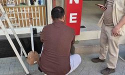 Eskişehir'de tabelaya sıkışan yavru kediyi esnaf kurtardı