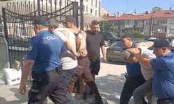 Eskişehir'de okul önünde skandal: Kimlik sormak istedi, hastanelik oldu