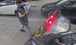 Su satan çocuk, camında Türk bayrağı olan motosikletliye su hediye etmek istedi