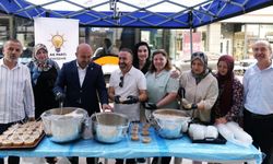 AK Parti Eskişehir İl Başkanı Albayrak, vatandaşlara aşure ikram etti